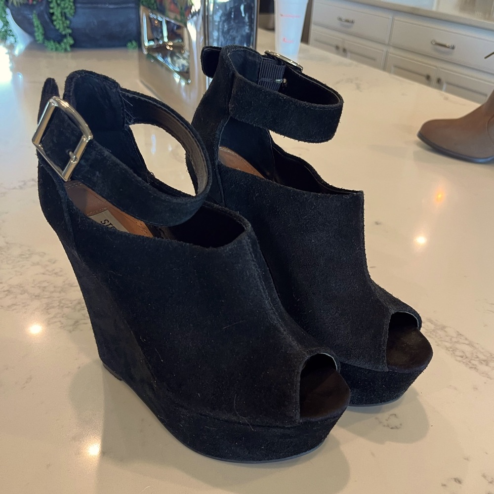 Steve Madden Black “Groove” Platform Sandals